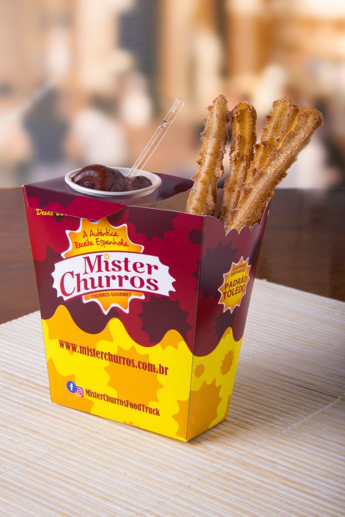 Box com 4 churros e um recheio no copinho.