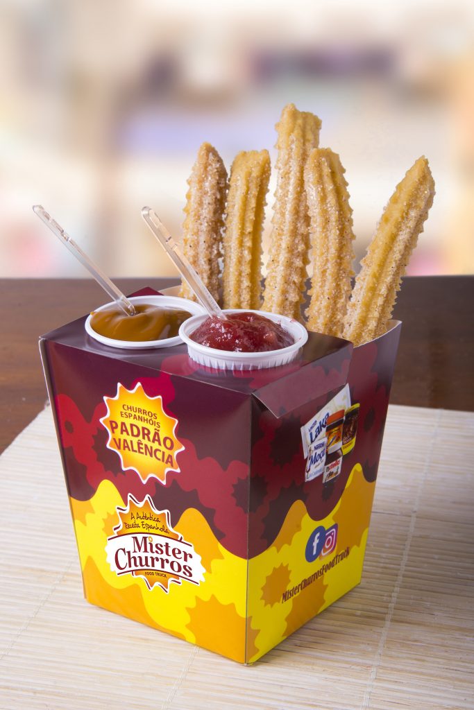Box com 5 churros acompanhado com 2 recheios no copinho.