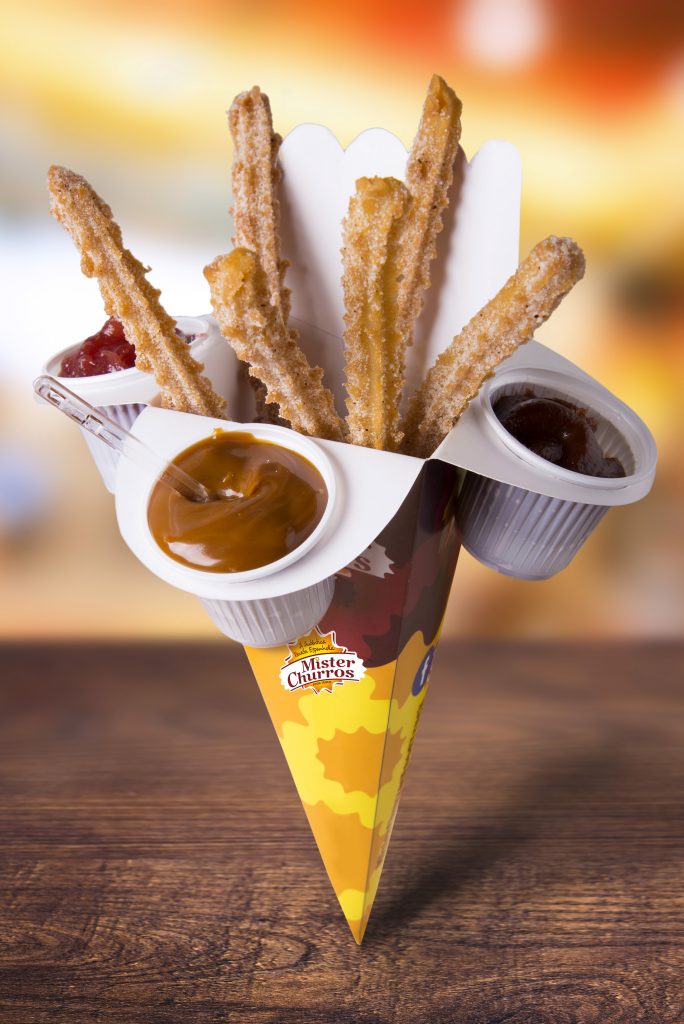 Cone com 6 churros acompanhado com 3 recheios no copinho.