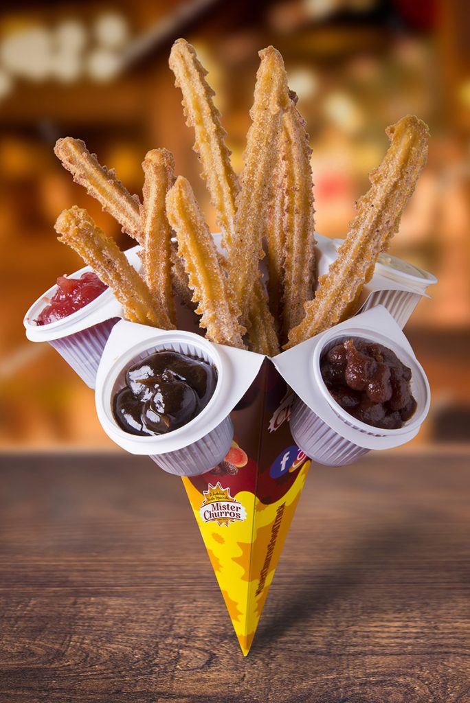 Cone com 10 churros e 5 recheios no copinho.